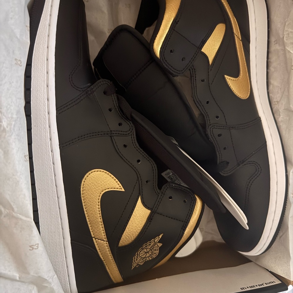 Jordan Men's Black and Gold Sneakers